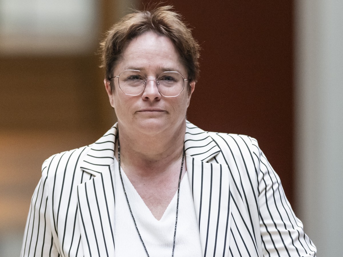 SVP Vizepraesidentin Magdalena Martullo-Blocher, GR, rechts, und SVP Fraktionschef Thomas Aeschi, ZG, schreiten vor die Medien, um von ihrer Einsichtnahme der Textentwuerfe zum EU-Abkommen zu berichte ...