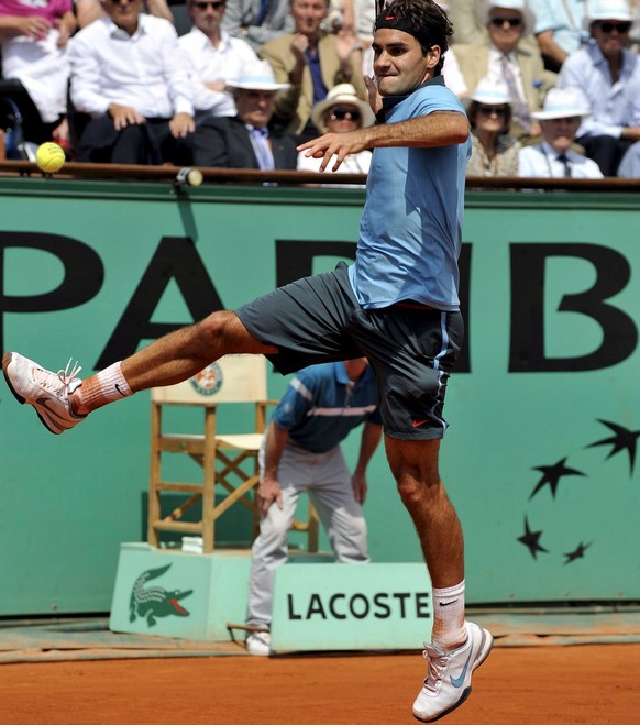 epa01748205 Roger Federer of Switzerland fires home the match point against Tommy Haas of Germany during their fourth round match for the French Open tennis tournament at Roland Garros in Paris, Franc ...