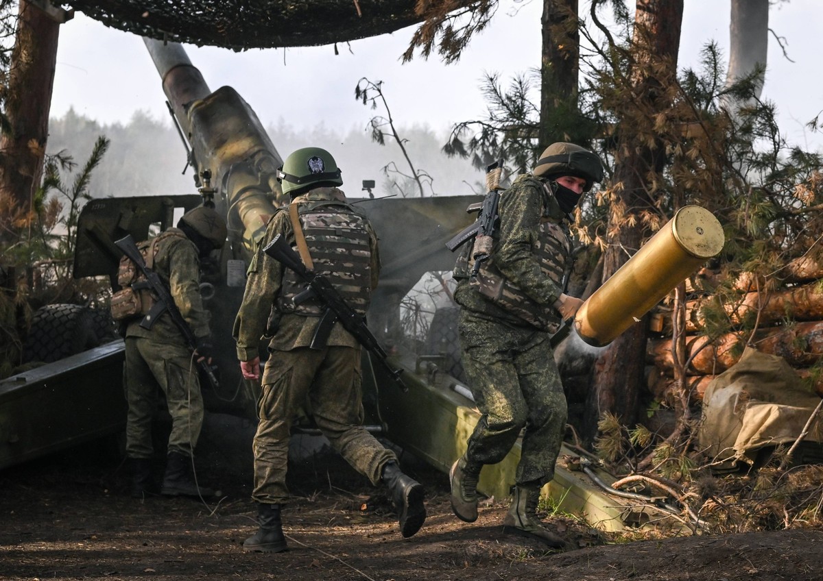 Russia Ukraine Military Operation Howitzers 8550299 05.11.2023 Russian servicemen fire a Giatsint-B 152 mm self-propelled howitzer towards Ukrainian positions in the course of Russia s military operat ...
