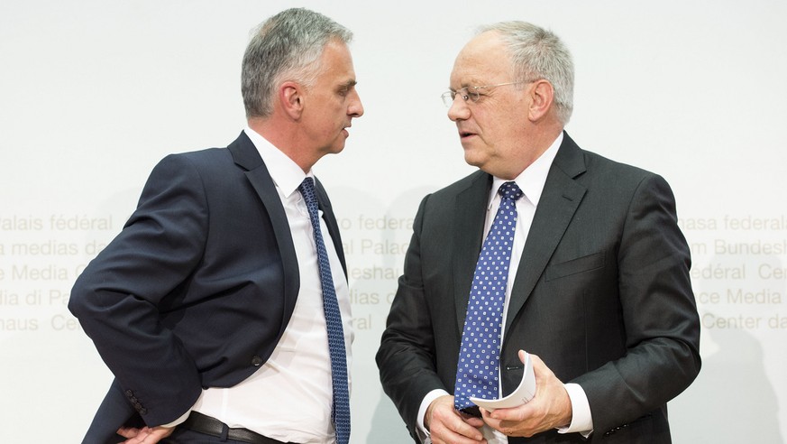 Bundespraesident Johann Schneider-Ammann, rechts, und Bundesrat Didier Burkhalter unterhalten sich nach einer Medienkonferenz zur Botschaft zur internationalen Zusammenarbeit 2017-2020, am Mittwoch, 1 ...