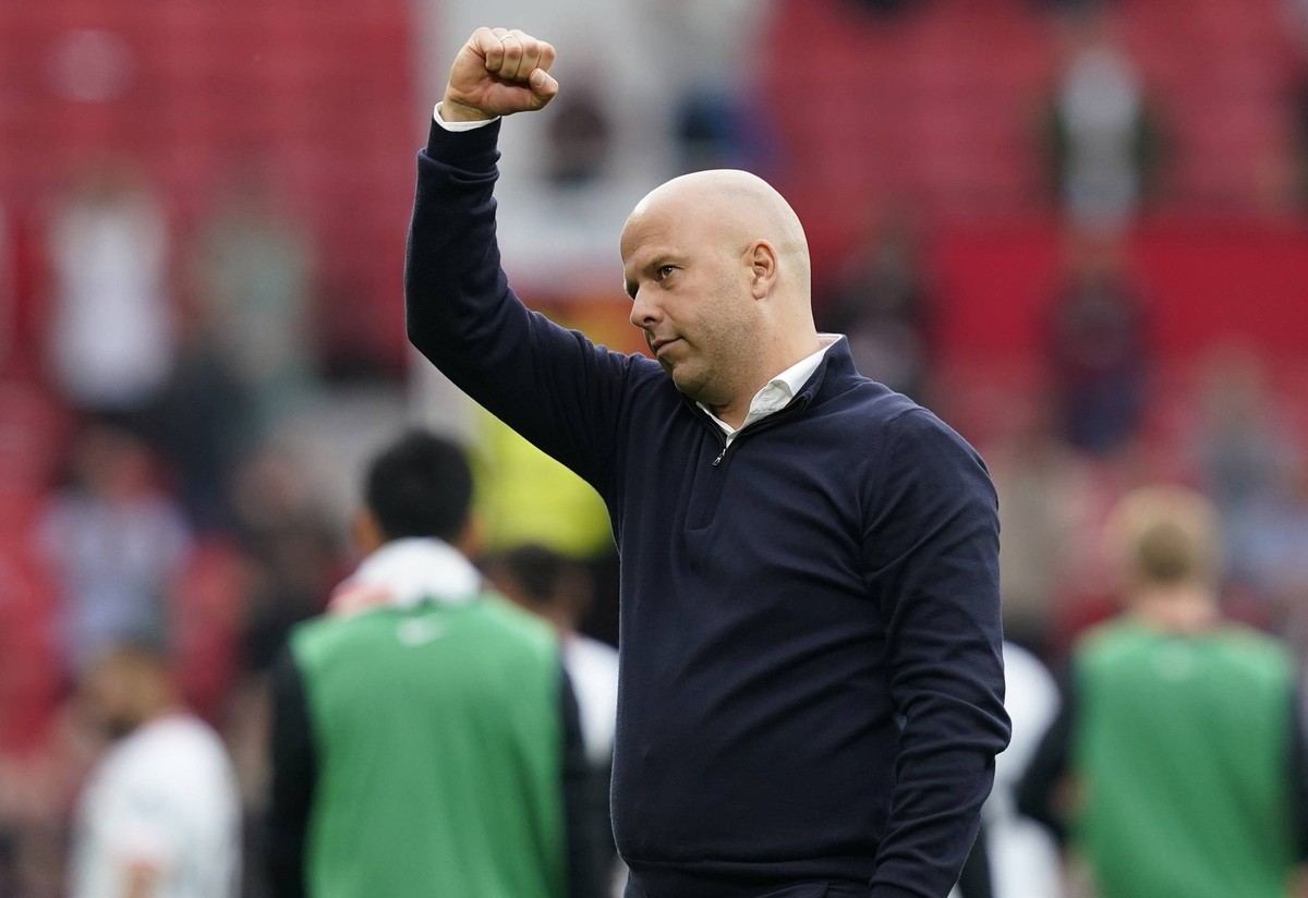 Manchester, England, 1st September 2024. Arne Slot manager of Liverpool waves to fans at the final whistle during the Premier League match at Old Trafford, Manchester. Picture credit should read: Andr ...