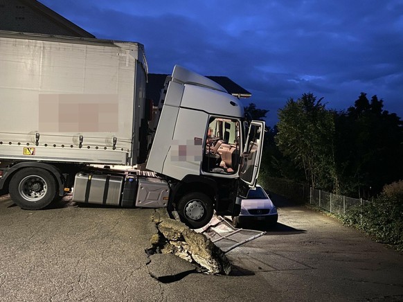 Beim Industrieplatz in Neuhausen am Rheinfall ist es am Mittwochabend zu einem spektakulären Unfall mit einem Sattelmotorfahrzeug gekommen. Bei der Kollision des Lastwagens mit Fahrzeugen und Gegenstä ...