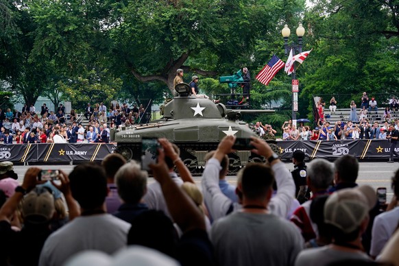 epa12176044 Spectators take photos of a tank during the US Army&#039;s 250th Anniversary Parade in Washington, DC, USA, 14 June 2025. The parade, which happens to coincide with US President Donald Tru ...
