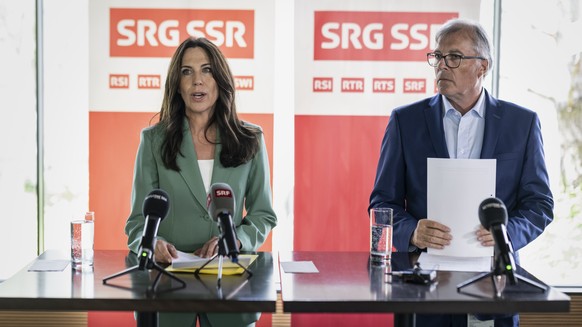 Susanne Wille, links, tritt als neue Generaldirektorin der Schweizerischen Radio- und Fernsehgesellschaft SRG vor die Medien neben Jean-Michel Cina, rechts, Verwaltungsratspraesident der SRG, am Samst ...