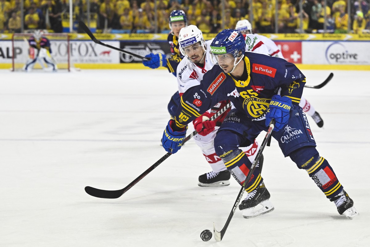SC Rapperswil-Jona Lakers Nathan Vouardoux, links, und Davos' Marc Wieser, in Spiel 2 des Playoff 1/4 Final Eishockeyspiels der National League zwischen dem HC Davos und den Rapperswil-Jona Laker ...