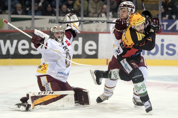 Berns Andrew Ebbett, rechts, im Duell mit Genfs Goalie Robert Mayer, links, und Daniel Vukovic im fuenften Eishockey Playoff-Viertelfinalspiel der National League zwischen dem SC Bern und dem HC Genf- ...