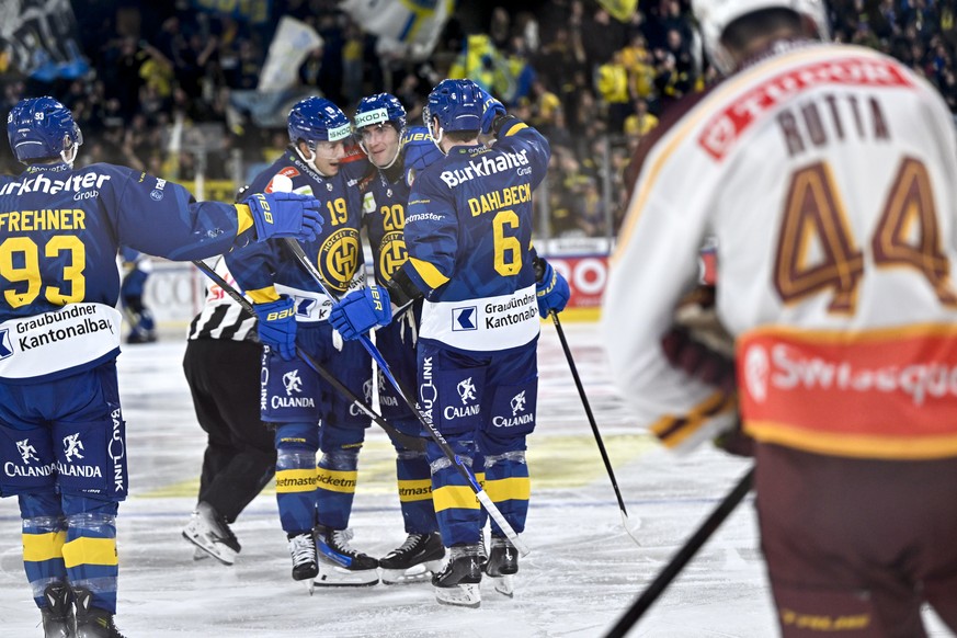 Jubel bei den Davosern mit Adam Tambellini, Michael Fora (Torschuetze) und Klas Dahlbeck, von links, nach dem Treffer zur 2:1 Fuehrung, im Eishockey Spiel der National League zwischen HC Davos, HCD, u ...