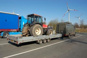 Auf dem durchgerosteten und überladenen Anhänger mit profillosen und kaputten Reifen transportierte der Mann einen Traktor.