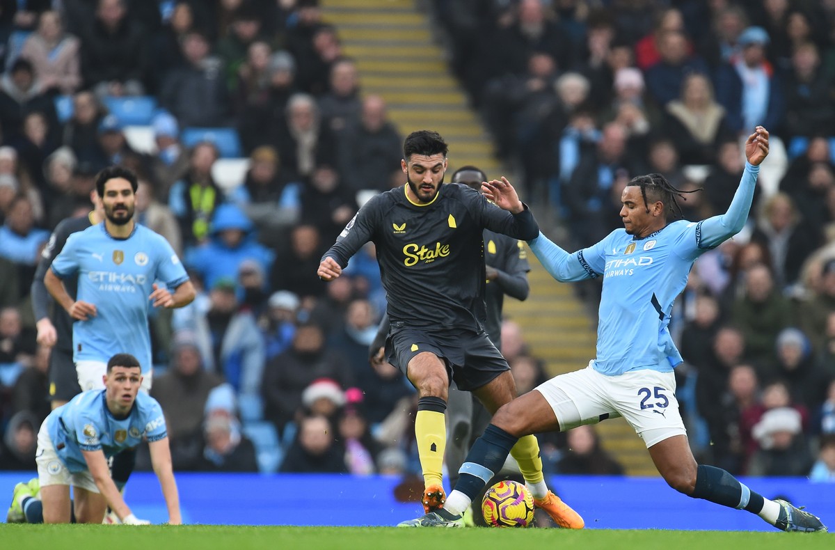 epa11793928 Everton's Armando Broja (L) in action against Manchester City's Manuel Akanji (R) during the English Premier League soccer match between Manchester City and Everton, in Mancheste ...
