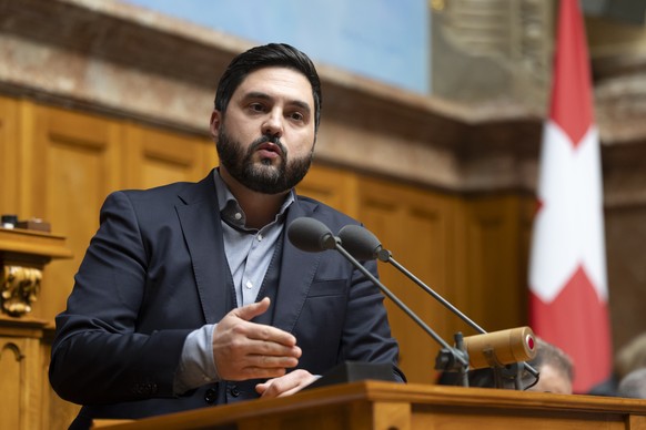 Cedric Wermuth, SP-AG, spricht in der Diskussion um die Gewalt an Frauen waehrend der Debatte um den Voranschlag 2026 mit integriertem Aufgaben- und Finanzplan 2027-2029, waehrend der Wintersession de ...