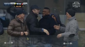 Samuel Eto'o feiert auf der Tribüne bei Anschis erstem Saisonsieg mit Sulejman Kerimov.