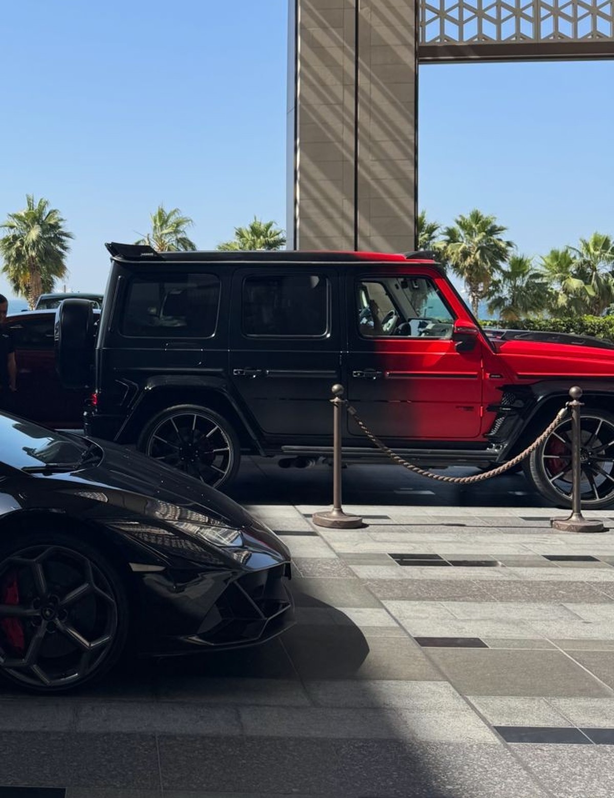 La Lambo à côté... pfff, nul, elle est juste noire, c'est pas drôle.