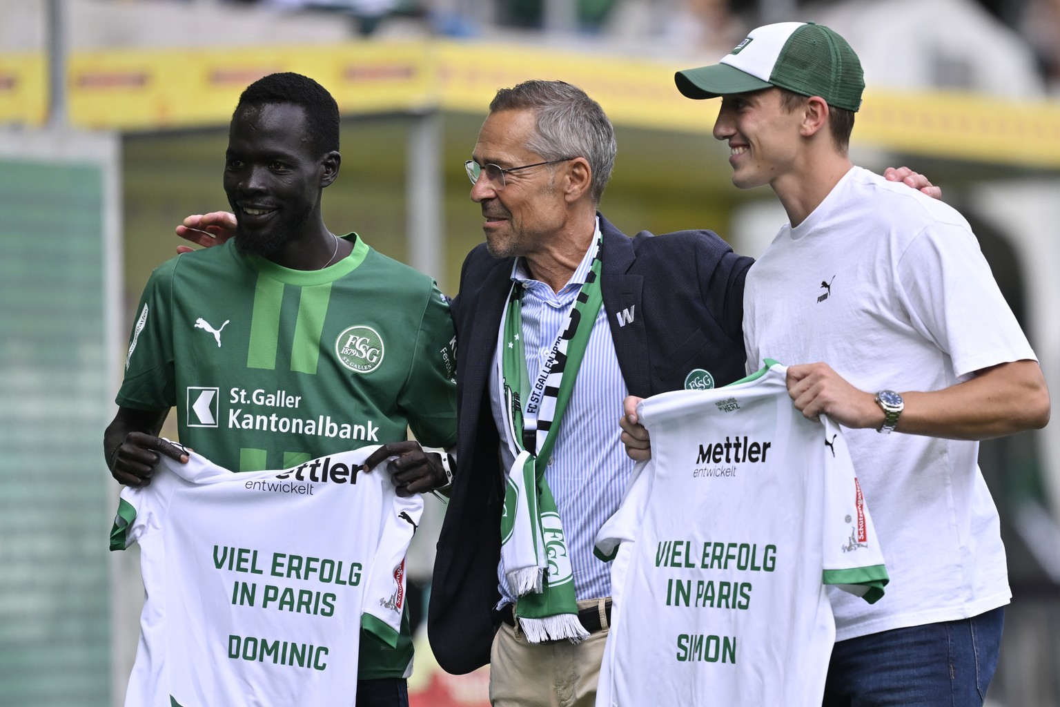 Leichtathlet Dominic Lobalu, links, und Zehnkaempfer Simon Ehammer, rechts, erhalten von Praesident Matthias Hueppi ein Trikot und Glueckwuensche fuer die olympischen Spiele in Paris, im Fussball Meis ...