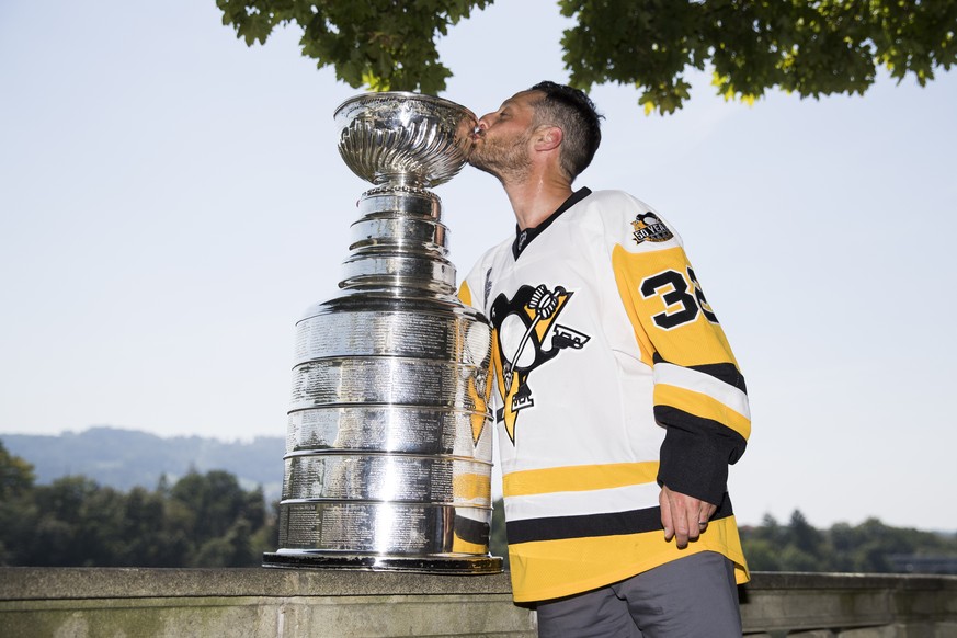 Switzerland&#039;s Mark Streit kisses the Stanley Cup trophy in Bern, Switzerland, August 2, 2017. Streit won the trophy with the Pittsburgh Penguins in 2017. (KEYSTONE/Peter Klaunzer)