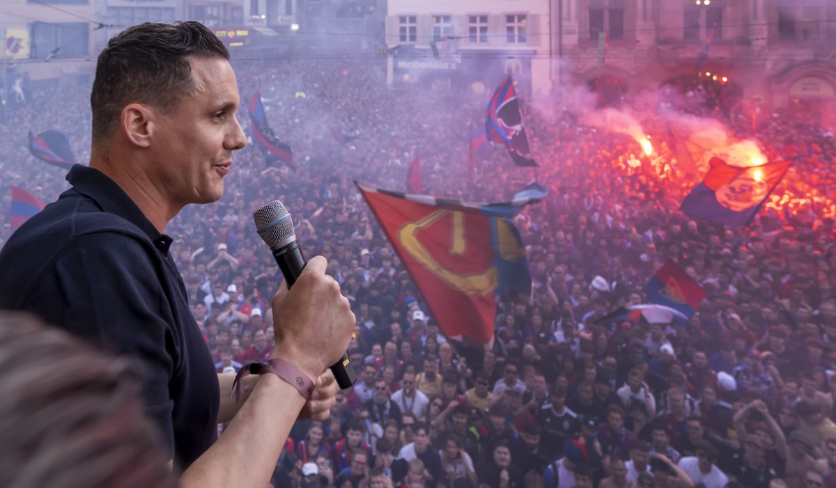 David Degen, Praesident des FC Basel 1893, laesst sich auf dem Balkon des Restaurants PapaJoe's bei einer spontanen Meisterfeier von den Fans fuer den Meistertitel feiern, auf dem Barfuesserplatz ...