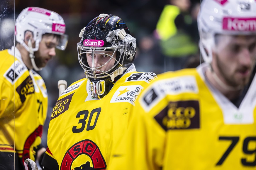 Berns Torhueter Philip Wuethrich, Mitte, im Eishockeyspiel der National League zwischen den ZSC Lions und dem SC Bern, am Freitag, 16. Februar 2024 in der Swiss Life Arena in Zuerich. (KEYSTONE/Michae ...