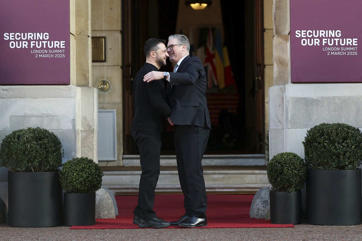 KEYPIX -Britain's Prime Minister Keir Starmer, right, welcomes Ukrainian President Volodymyr Zelenskyy to the European leaders' summit to discuss Ukraine, at Lancaster House, London, Sunday  ...