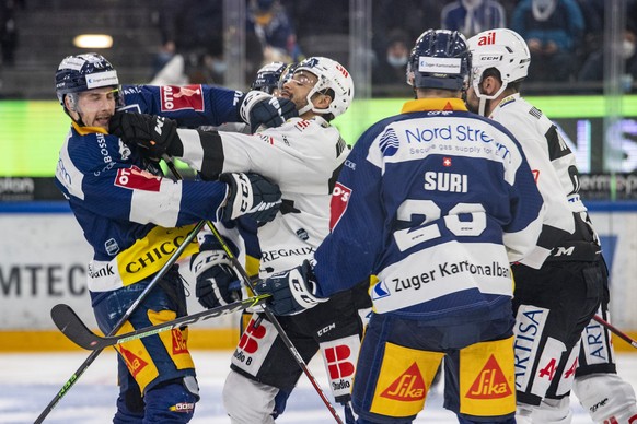 Sven Leuenberger, links, von Zug im Duell gegen Troy Josephs, 2. von links, von Lugano beim Eishockey Qualifikationsspiel der League zwischen dem EV Zug und dem HC Lugano am Samstag, 15. Januar 2022 i ...