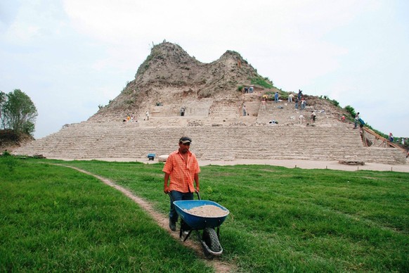 May 27, 2009 - Mexico City, Mexico - The National Institute of Anthropology and History announces the discovery of Mayan masks and a sculpture of a dismembered human body covered in stone and pigment...