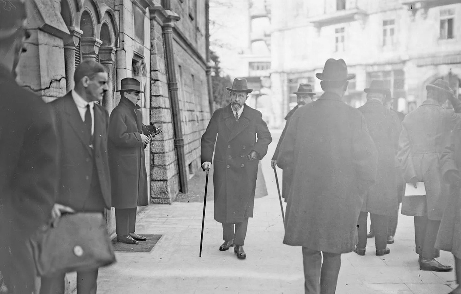 Ankunft von Wacław Worowski zu einem Verhandlungstag in Lausanne.
https://gallica.bnf.fr/ark:/12148/btv1b53094932x