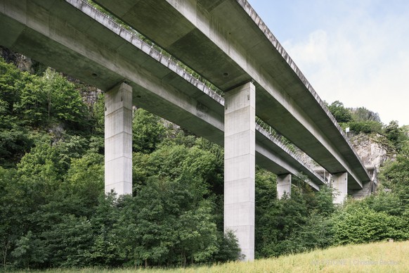 Motorway bridge of the A2 near Faido, capital of the district of Leventina, in the canton of Ticino, Switzerland, on June 15, 2016. (KEYSTONE/Christian Beutler)

Autrobahnbruecke der A2 bei Faido, Hau ...