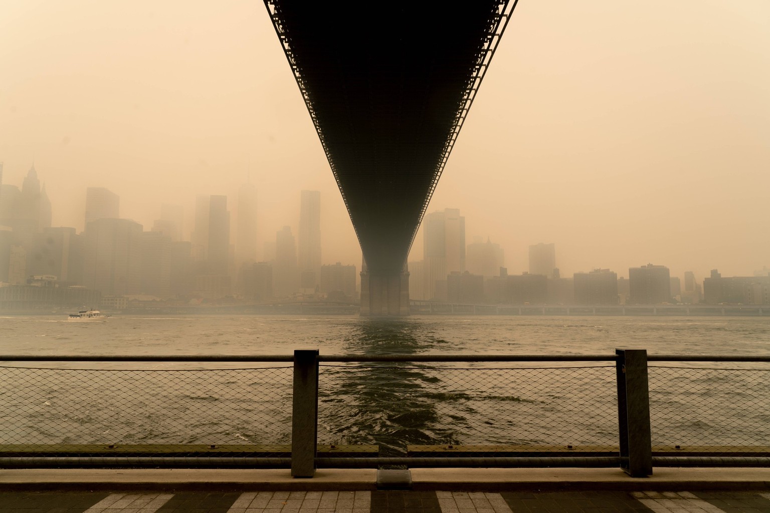 NYC Smoke Views from under the Brooklyn Bridge in Brooklyn, N.Y. USA, as a smokey haze enveloped NYC from Canadian wildfires on Wednesday, June 6th 2023. Air quality levels have reached a record high  ...