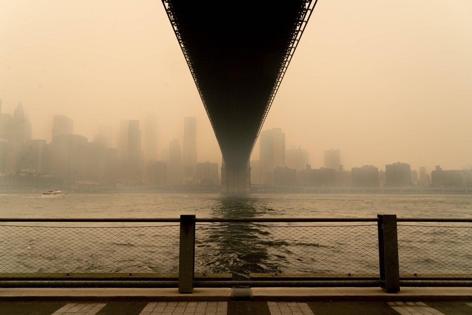 NYC Smoke Views from under the Brooklyn Bridge in Brooklyn, N.Y. USA, as a smokey haze enveloped NYC from Canadian wildfires on Wednesday, June 6th 2023. Air quality levels have reached a record high ...