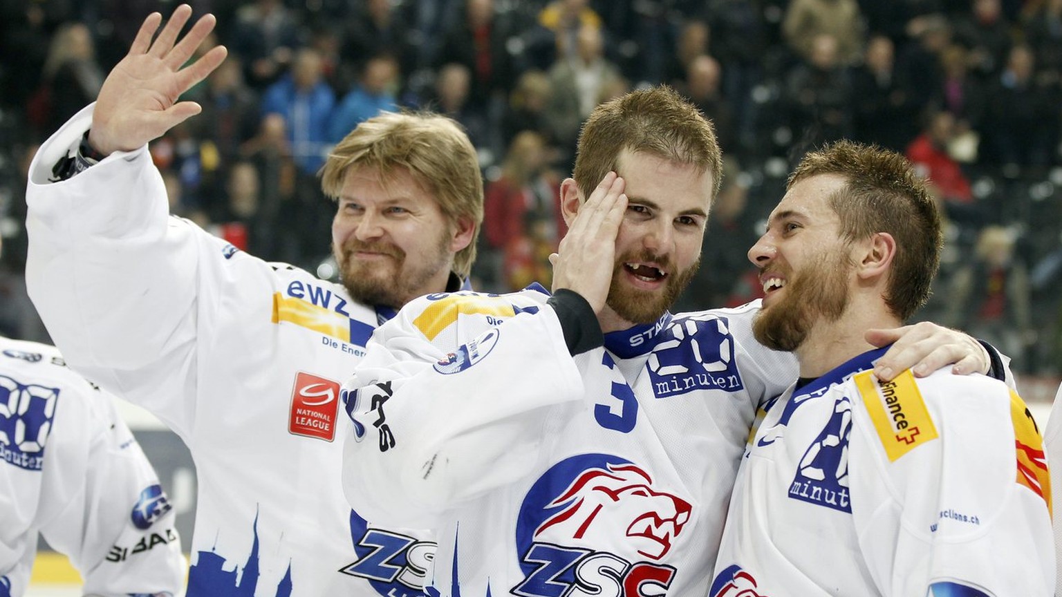 Von links: Die ZSC Spieler Ari Sulander, Steve McCarthy und Jeff Tambellini nach dem siebten Playoff-Finalspiel der National League A zwischen dem SC Bern und den ZSC Lions am Dienstag, 17. April 2012 ...