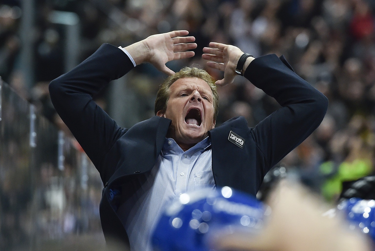 ARCHIVBILD ZUM NEUEN KLOTEN-TRAINER KEVIN SCHLAEPFER --- Biels Trainer Kevin Schlaepfer freut sich ueber den Treffer zum 3:2 im Eishockey Spiel der National League A zwischen dem EHC Biel und den ZSC  ...