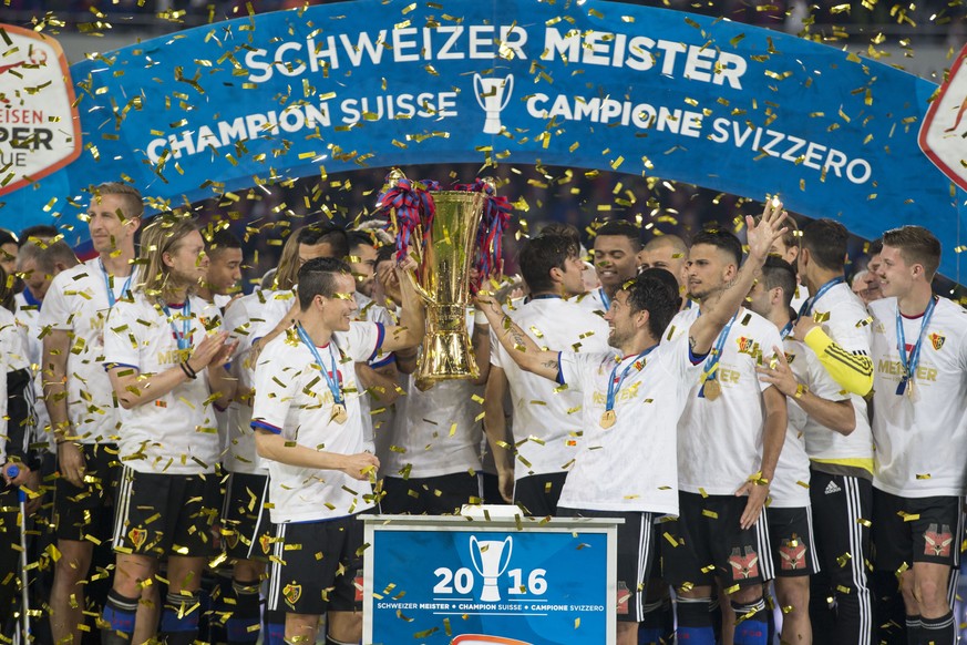 Der FC Basel jubelt als Schweizer Meister mit dem Pokal nach dem letzten Fussball Meisterschaftsspiel der Saison, im Stadion St. Jakob-Park in Basel, am Mittwoch, 25. Mai 2016. Der FC Basel wurde zum ...