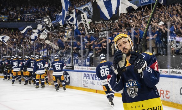 Zugs PostFinance Topscorer Jan Kovar jubelt den Fans zu im fuenften Playoff-Final Eishockeyspiel der National League zwischen dem EV Zug und ZSC Lions am Mittwoch, 27. April 2022, in der Bossard Arena ...