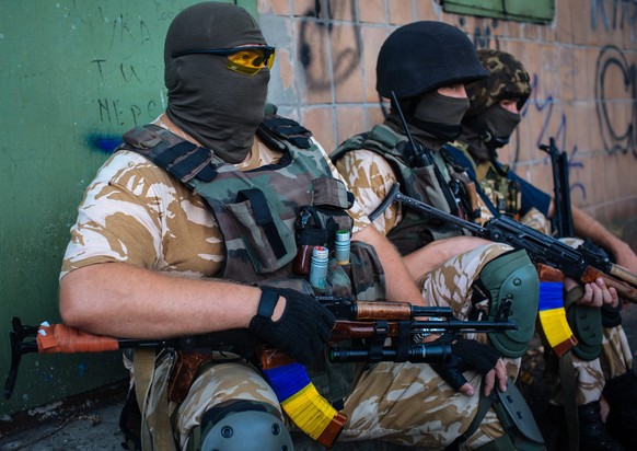 epa04349705 Ukrainian soldiers of &#039;the Donbass&#039; battalion rest during an anti terrorist operation against militants, in Maryinka town, near of Donetsk, Ukraine, 11 August 2014. Ukrainian gov ...