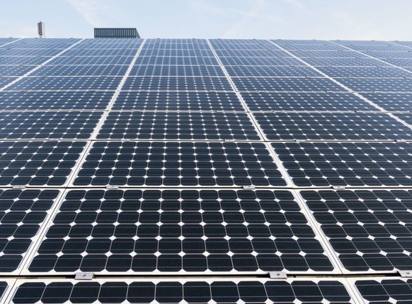 Schweizweit wurde im vergangenen Jahr eine Fläche von 1,7 Millionen Quadratmeter mit Solarmodulen bedeckt. Auf Industrie- und Gewerbebauten hingegen stagnierte der Bau von neuen Fotovoltaikanlagen. (A ...