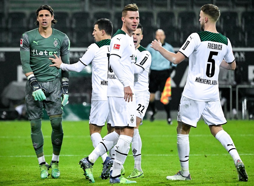 epa09688026 Moenchengladbach&#039;s goalkeeper Yann Sommer (L) reacts after saving a penalty during the German Bundesliga soccer match between Borussia Moenchengladbach and Bayer Leverkusen in Moenche ...