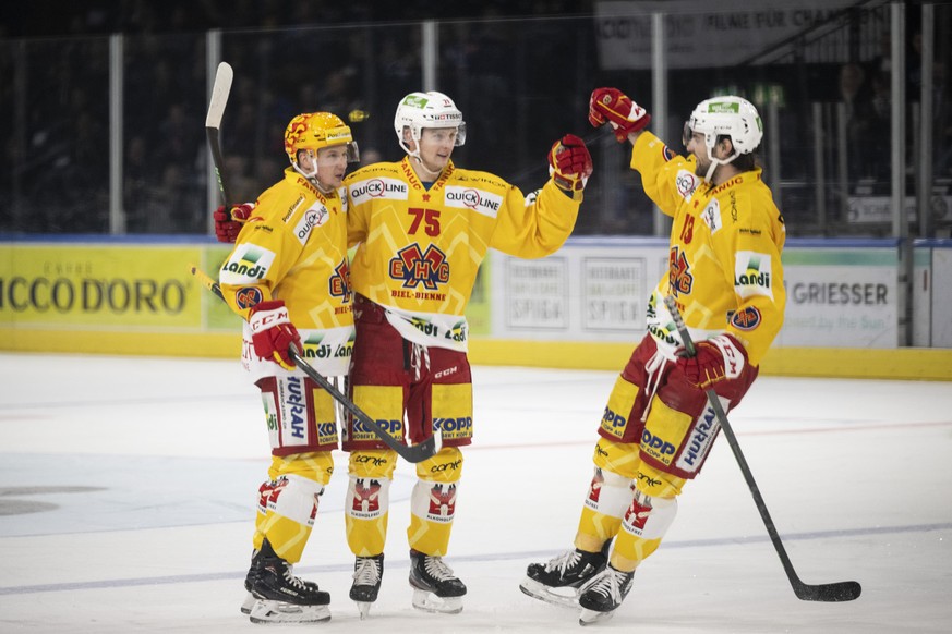 Die Bieler jubeln nach dem 1:2 Tor im ersten Eishockey Playoff-Viertelfinalspiel der National League zwischen den ZSC Lions und EHC Biel-Bienne am Mittwoch, 23. Maerz 2022, im Zuercher Hallenstadion.  ...