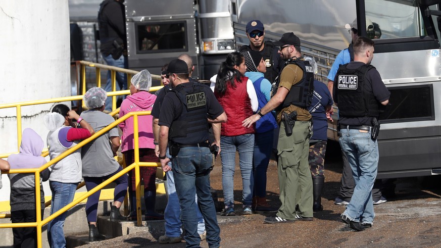 Die Verhafteten – rund 680 Personen – wurden in Bussen abtransportiert. 