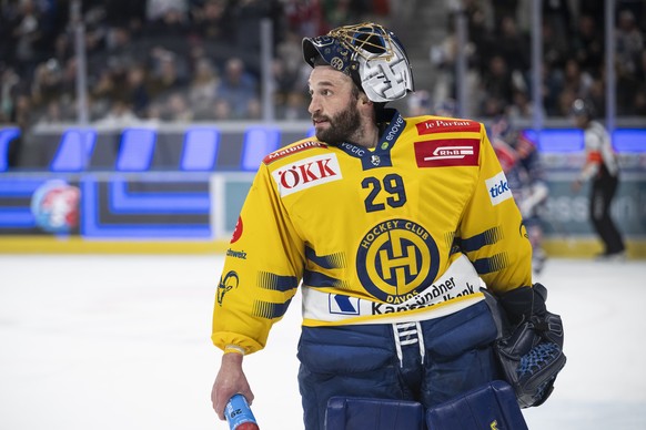 Torhueter Sandro Aeschlimann (HCD) reagiert im ersten Playoff Halbfinal Eishockeyspiel der National League zwischen den ZSC Lions und dem HC Davos, am Samstag, 29. Maerz 2025, in der Swiss Life Arena  ...