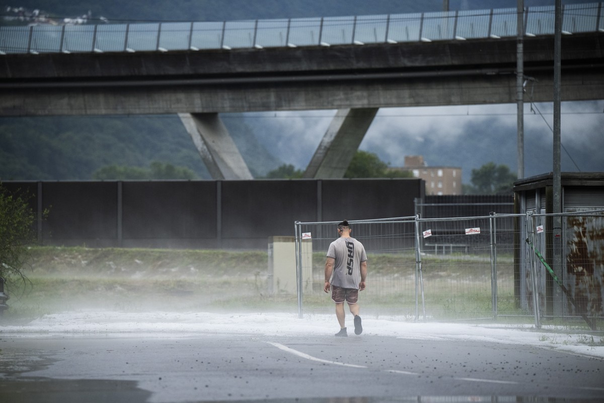 Sturmschaeden nach einem heftigen Gewitter, in Camorino in der Gemeinde Bellinzona, am Freitag, 12. Juli 2024. (KEYSTONE/Ti-Press/ Alessandro Crinari)