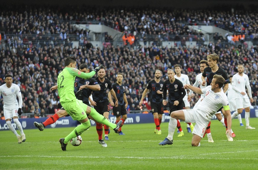 England&#039;s Harry Kane, foreground right, serves England&#039;s Jesse Lingard, left, to score their side&#039;s first goal during the UEFA Nations League soccer match between England and Croatia at ...