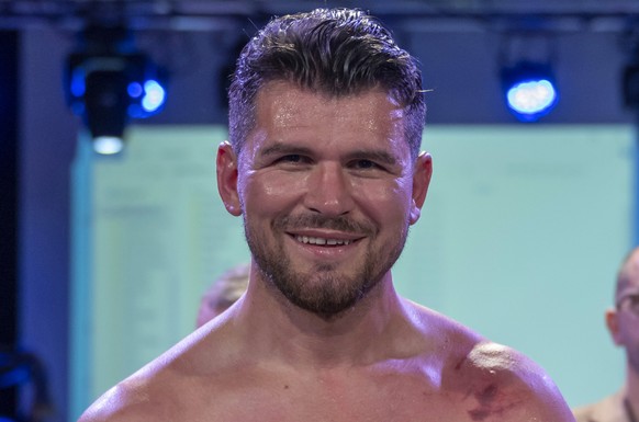 ARCHIVBILD ZUM RUECKTRITT VON ARNOLD GJERGJAJ --- Switzerland's Arnold The Cobra Gjergjaj poses after winning his WBF intercontinental heavyweight title fight against Germany's Dominic Vial  ...