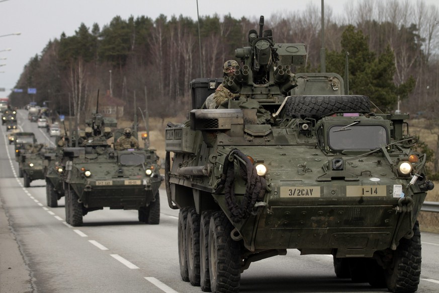 US-Radschützenpanzer auf lettischem Boden.