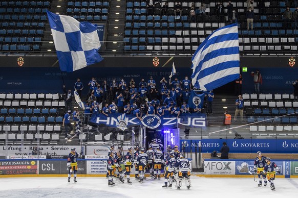 Die Zuger Fans bejubeln ihre Spieler beim Spiel 5 des Playoff 1/4 Finalspiel der Eishockey Meisterschaftsspiel der National League zwischen dem EV Zug und dem SC Bern vom Mittwoch, 21. April 2021 in d ...