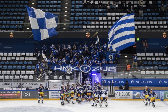 Die Zuger Fans bejubeln ihre Spieler beim Spiel 5 des Playoff 1/4 Finalspiel der Eishockey Meisterschaftsspiel der National League zwischen dem EV Zug und dem SC Bern vom Mittwoch, 21. April 2021 in d ...