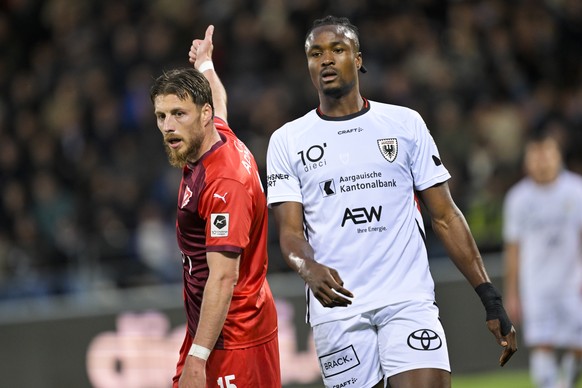 Brian Beyer (FCV), links, und David Acquah (FCA) reagieren im Fussball Challenge League Spiel zwischen dem FC Vaduz und dem FC Thun, am Montag, 11. Mai 2025, im Rheinpark Stadion in Vaduz. (KEYSTONE/G ...