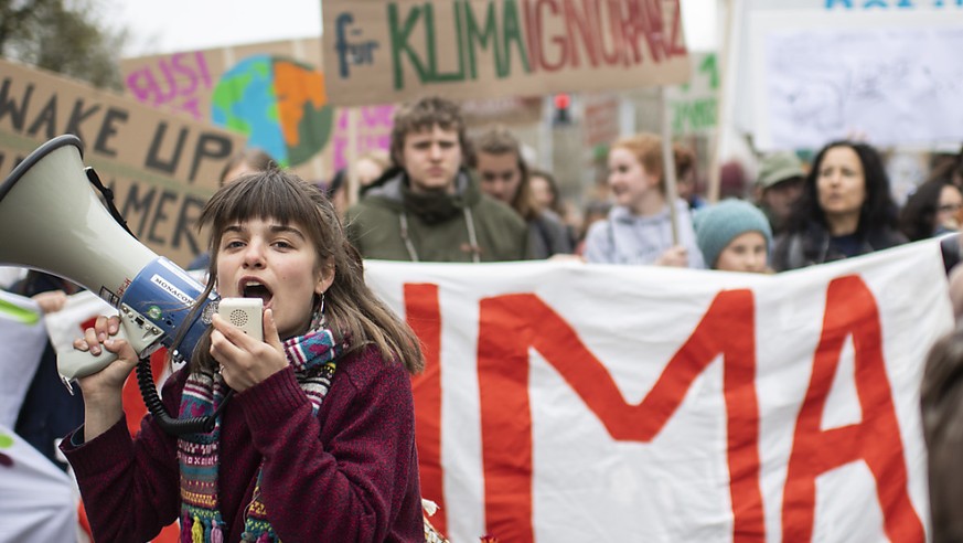 Grosse Mobilisierung auch in Zürich: Junge Frau mit Magaphon an der Klimademo.