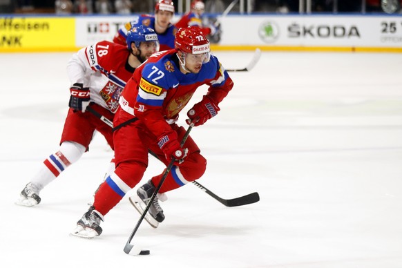epa05972483 Robin Hanzl (L) of the Czech Republic in action against Artemi Panarin (R) of Russia during the IIHF Ice Hockey World Championship 2017 quarter final game between Russia and the Czech Repu ...