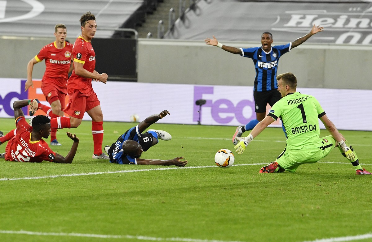 Inter Milan's Romelu Lukaku, center bottom, scores his side's second goal during the Europa League quarter finals soccer match between Inter Milan and Bayer Leverkusen at Duesseldorf Arena,  ...