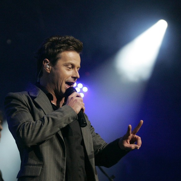 Swiss singer Florian Ast performs on stage at the Avo Session in Basel, Switzerland, Tuesday, November 6, 2007. (KEYSTONE/ Georgios Kefalas)