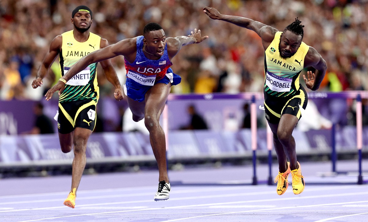 epa11538067 Grant Holloway (C) of the USA wins the Men 110m Hurdles final of the Athletics competitions in the Paris 2024 Olympic Games, at the Stade de France stadium in Saint Denis, France, 08 Augus ...