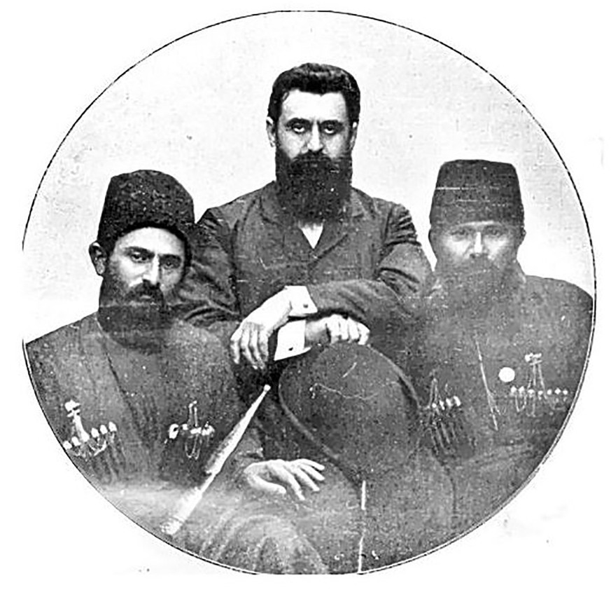 Einige Teilnehmer brachten die Wildheit weit entfernter Steppen auf die Basler Strassen.
https://commons.wikimedia.org/wiki/File:Jews_from_Derbent_with_Herzl_at_the_1st_Zionist_Congress,_Basel,_Switze ...